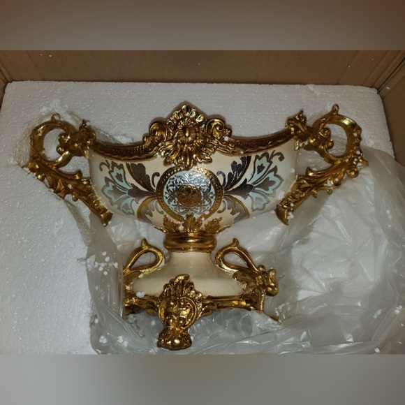 Eriq Crowned Table Vase - Picture 8 of 12